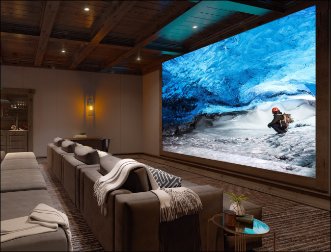 Uma tela de cristal LED Sony 8K em um home theater.