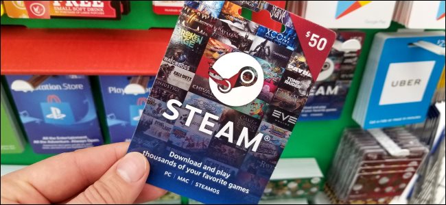 Um cartão-presente de US $ 50 do Steam em uma loja.