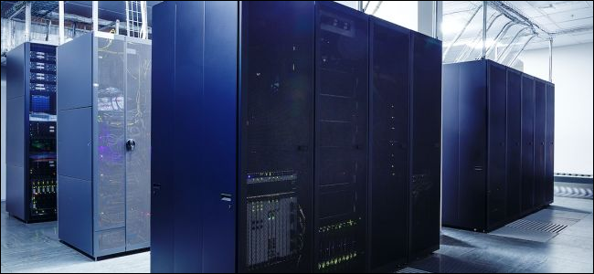 supercomputadores modernos na sala de servidores do datacenter 