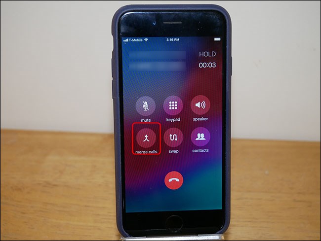 Toque em "Mesclar chamadas" depois que as duas chamadas forem conectadas.