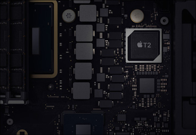Um chip de segurança T2 em um Mac mini 2019.