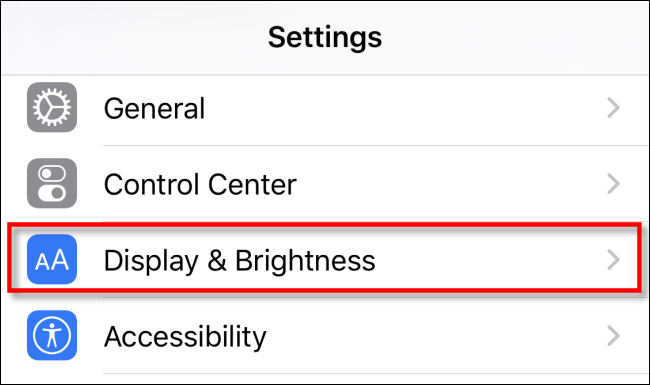 Toque em "Tela e brilho" nas configurações do iPhone.