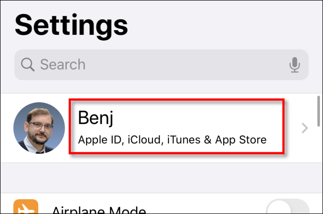 Toque no nome da sua conta em Ajustes no iPhone
