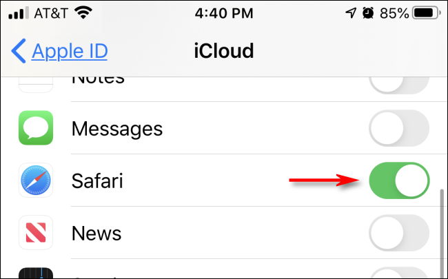 Toque no botão ao lado de Safari nas configurações do iCloud no iPhone