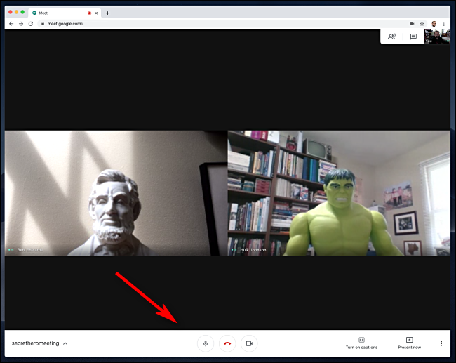 A barra de ferramentas de chamada no Google Meet