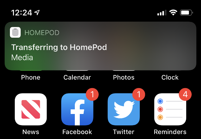 Uma notificação do iPhone de que a reprodução está sendo transferida de um iPhone para o HomePod.