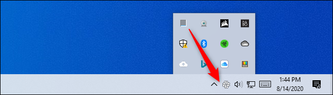 Exibindo o ícone da área de notificação do Gerenciador de Tarefas no Windows 10.