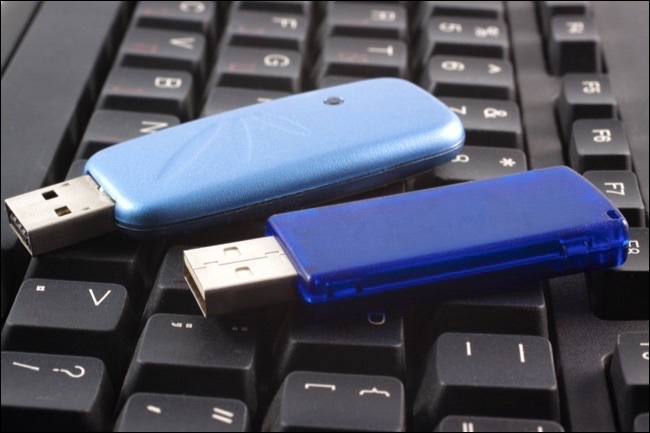 Dois dispositivos USB em um teclado preto