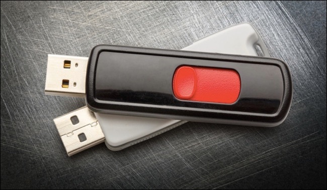 Pen drives USB no fundo de metal