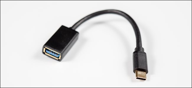 Um adaptador USB-Type-A para USB-Type-C.