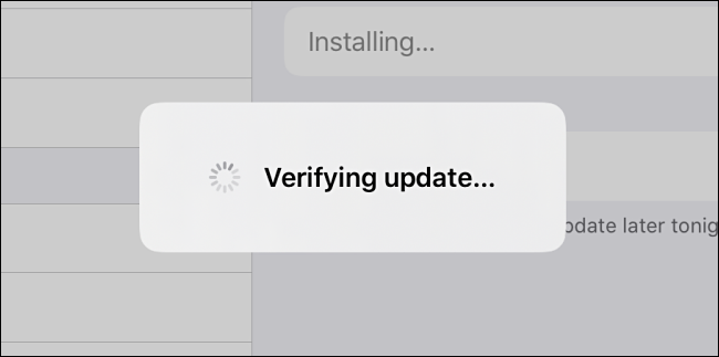A mensagem "Verificando Atualização" do iPadOS.