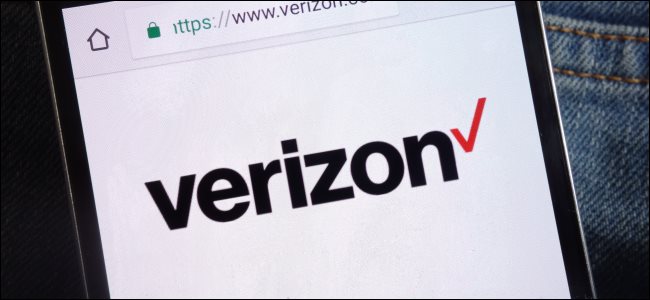 O site da Verizon em um telefone Android no bolso de alguém.