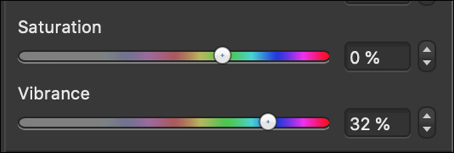 Os controles deslizantes de "Saturação" e "Vibrância" em um editor de fotos.