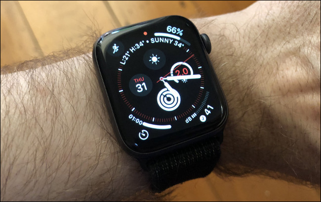 Informações meteorológicas em um Apple Watch Series 4.