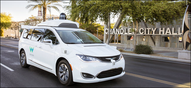 um carro autônomo branco waymo fora da prefeitura de Chandler