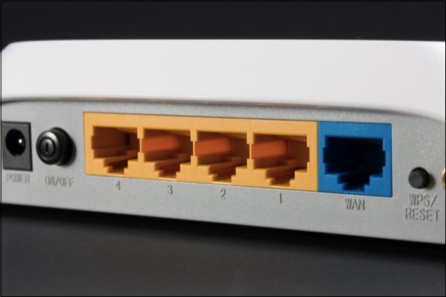 porta Ethernet na parte traseira da porta de rede do roteador em fundo preto