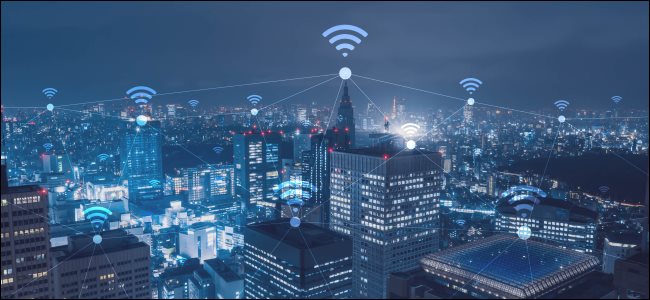 Uma paisagem urbana com ícones de Wi-Fi.