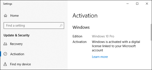 Tela de configurações do Windows 10 mostrando que ele está ativado com uma licença digital.