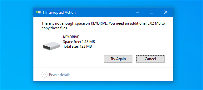 Uma mensagem de espaço insuficiente no Windows 10.