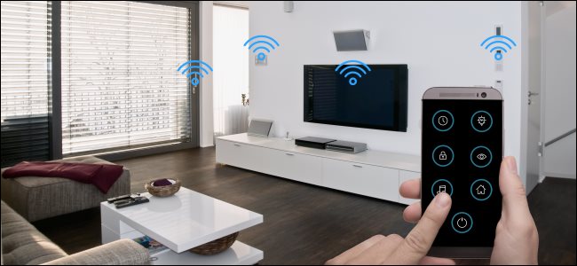 Uma mão segurando um smartphone e usando um aplicativo para controlar dispositivos inteligentes sem fio em uma sala de estar.