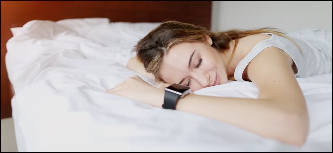 Uma mulher dormindo enquanto usava um smartwatch.