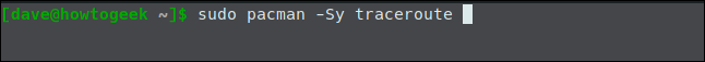 O comando "sudo pacman -Sy traceroute" em uma janela de terminal.