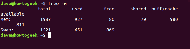 O comando "free -m" em uma janela de terminal.