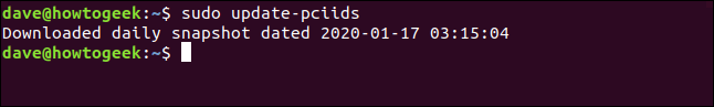 O comando "sudo update-pciids" em uma janela de terminal.