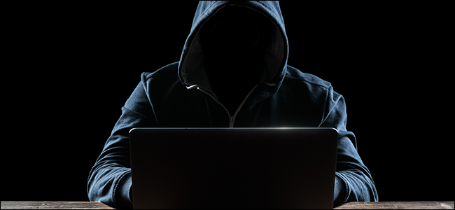 Um hacker encapuzado na frente de seu computador