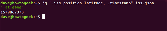 O comando "jq" .iss_position.latitude, .timestamp "iss.json" em uma janela de terminal.