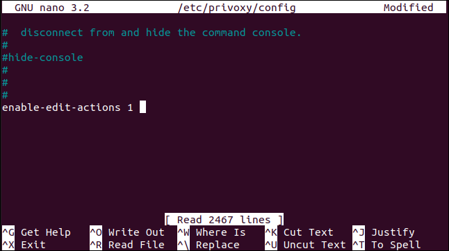 Adicionando a linha enable-edit-actions 1 ao arquivo de configuração do Privoxy no nano, em uma janela de terminal.