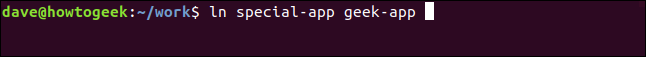 O comando "ln special-app geek-app" em uma janela de terminal.