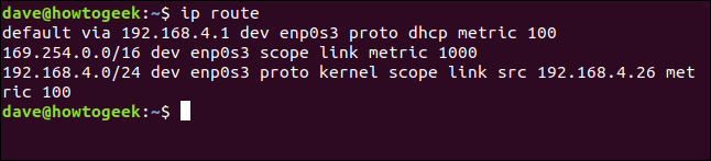 O comando "ip route" em uma janela de terminal.