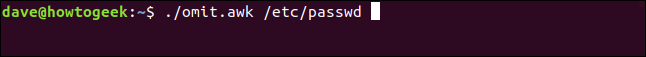 O comando "./omit.awk / etc / passwd" em uma janela de terminal.