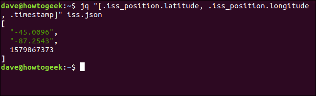 O comando "jq" [.iss-position.latitude, iss_position.longitude, .timestamp] "iss.json" em uma janela de terminal.