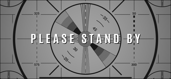 Uma tela de teste de TV vintage que diz: "PLEASE STAND BY!"