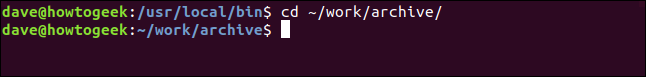 O comando "cd ~ / work / archive" em uma janela de terminal.