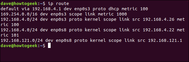 O comando "ip route" em uma janela de terminal.