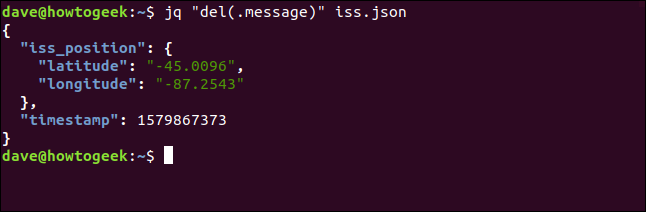 O comando "jq" del (.message) "iss.json" em uma janela de terminal.