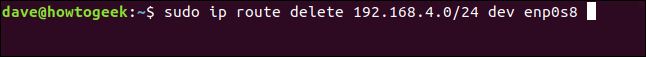 O comando "sudo ip route delete 192.168.4.0/24 dev enp0s8" em uma janela de terminal.
