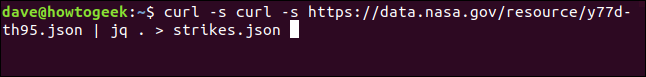 O comando "curl -s https://data.nasa.gov/resource/y77d-th95.json | jq.> Strikes.json" em uma janela de terminal.