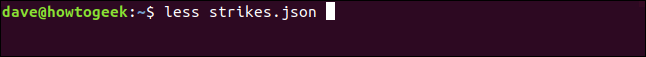 O comando "less strikes.json" em less em uma janela de terminal.