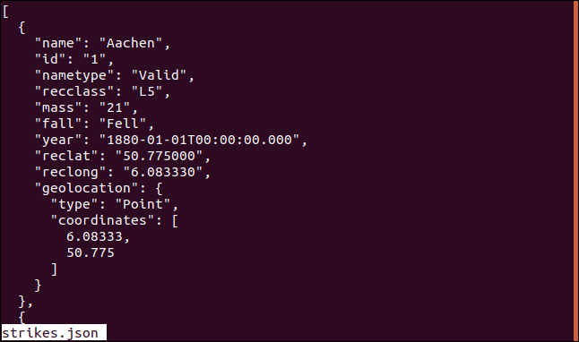 Saída do comando "less strikes.json" em less em uma janela de terminal.