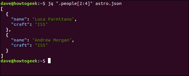 O comando "jq" .people [2: 4] "astro.json" em uma janela de terminal.