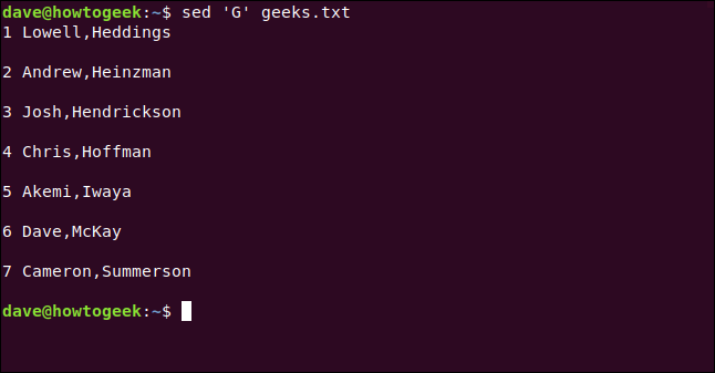 O comando "sed 'G' geeks.txt" em uma janela de terminal.