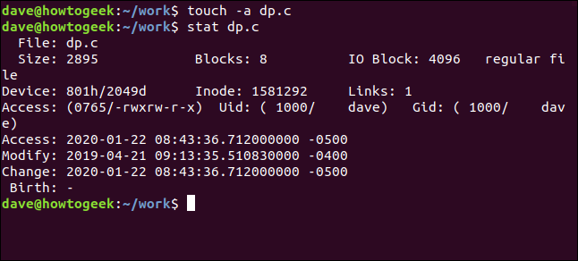 O comando "touch -a dp.c" em uma janela de terminal.