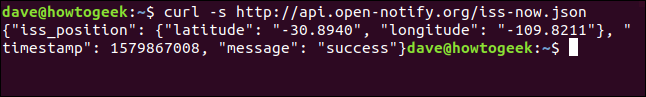 O comando "curl -s http://api.open-notify.org/iss-now.json" em uma janela de terminal.