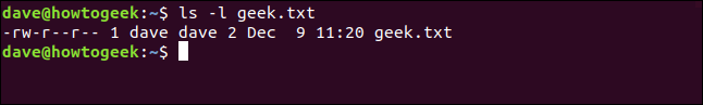 O comando "ls -l geek.txt" em uma janela de terminal.
