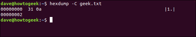 O comando "hexdump -C geek.txt" em uma janela de terminal.
