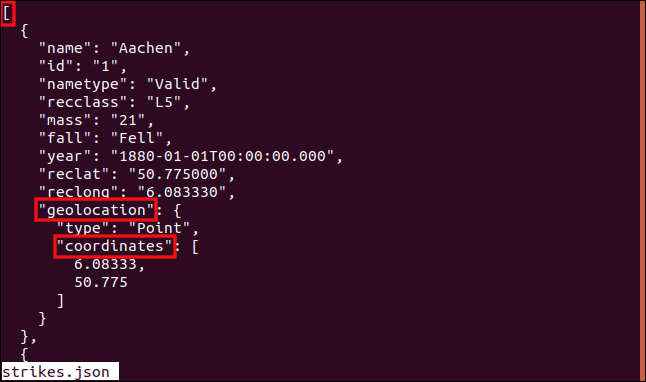 O caminho para a matriz em um objeto JSON aninhado destacado em uma janela de terminal.